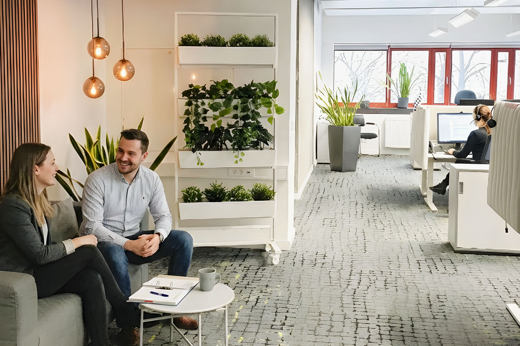 ASZS_PHS_3-2 Freundliche Call-Center-Mitarbeiterin mit Headset