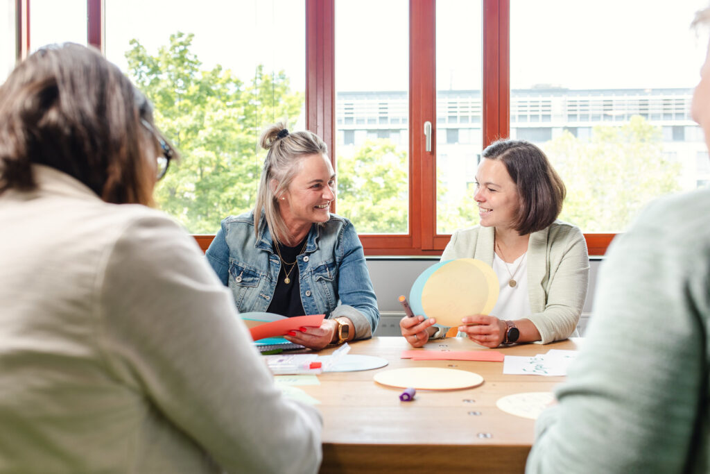 Saxo-Phon: Kolleginnen im Meeting